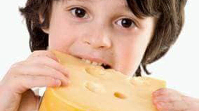 La felicidad de un niño al comer queso