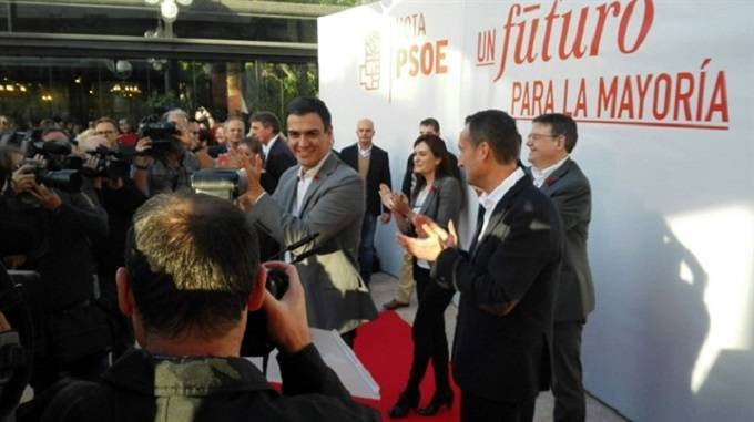 Pedro Sánchez con Carlos González y Ximo Puig en un mitin del PSOE.