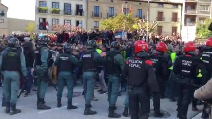 La Guardia Civil y la Policía Foral tuvieron que proteger a los constitucionalistas del acoso abertzale