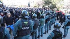 El Gobierno sale en tromba contra el homenaje a la Guardia Civil en Alsasua y no condena la brutal violencia