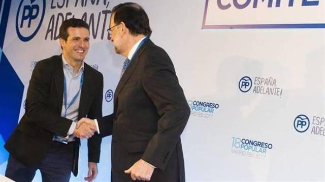 Casado gestiona una foto esperada en el PP: Rajoy y Aznar junto a él