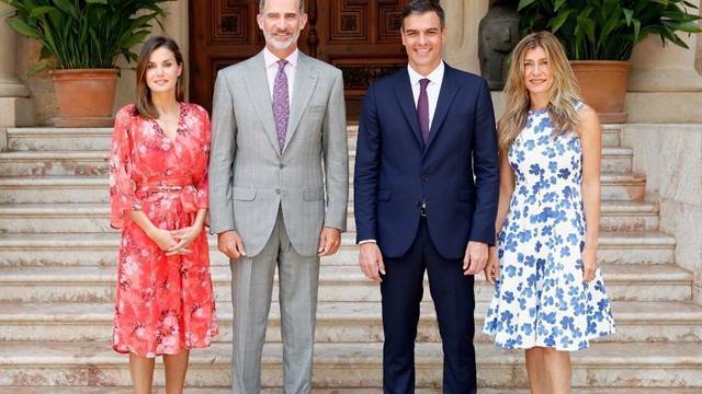 Los Reyes, el presidente Sánchez y su esposa, Begoña Gómez, el pasado verano en Mallorca