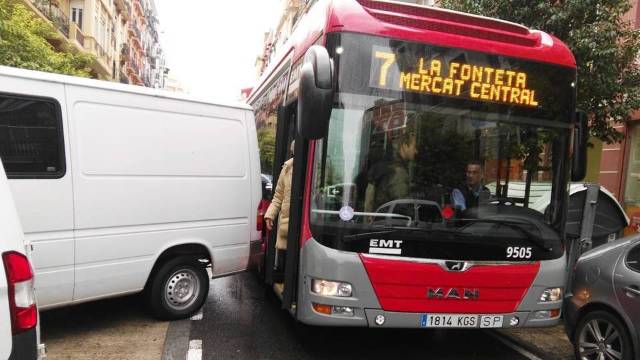 Las furgonetas impiden al autobús de la linea 7 de Valencia pasar por la calle Sueca