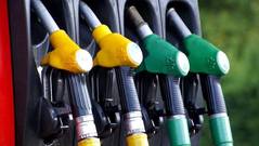 ¡Guerra a las gasolineras!: 9 hábitos que te harán ahorrar un buen dinero en combustible