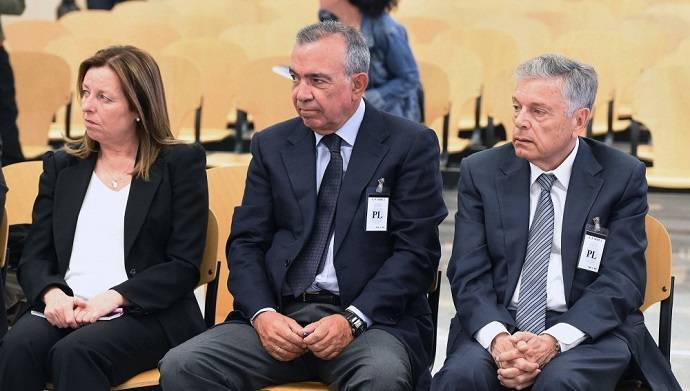 El expresidente de la Caja de Ahorros del Mediterráneo (CAM) Modesto Cresp), junto a  Roberto López Abad y María Dolores Amorós.