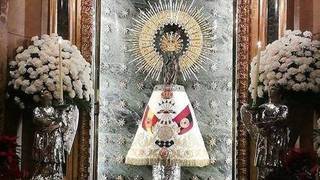 La Virgen del Pilar arropada por un manto de la Falange desata el escándalo