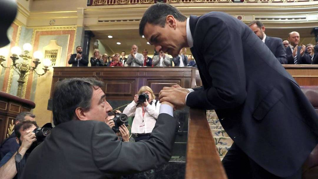 El portavoz del PNV, Aitor Esteban, felicita a Pedro Sánchez nada más ganar la mocion de censura contra Rajoy.