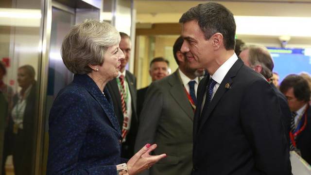 Sánchez amenaza con plantar la Cumbre del Brexit por la dignidad de España