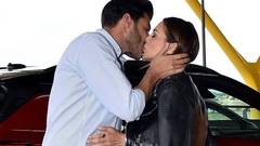 Paula Echevarría y Miguel Torres celebran su amor comiéndose a besos delante de todos