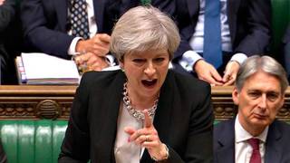 Theresa May se ríe y saca pecho de su victoria sobre Sánchez ante toda Gran Bretaña