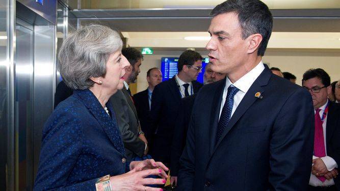 Pedro Sánchez conversando con la primera ministra británica, Theresa May.