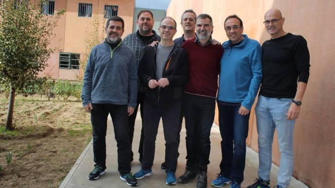 De izquierda a derecha, Jordi Sánchez, Oriol Junqueras, Jordi Turull, Joaquin Forn, Jordi Cuixart, Josep Rull y Raúl Romeva