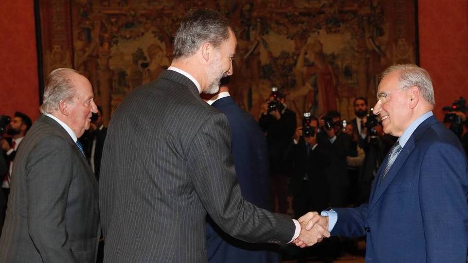 El Rey, este lunes, junto a su padre, saludando a Alfonso Guerra.