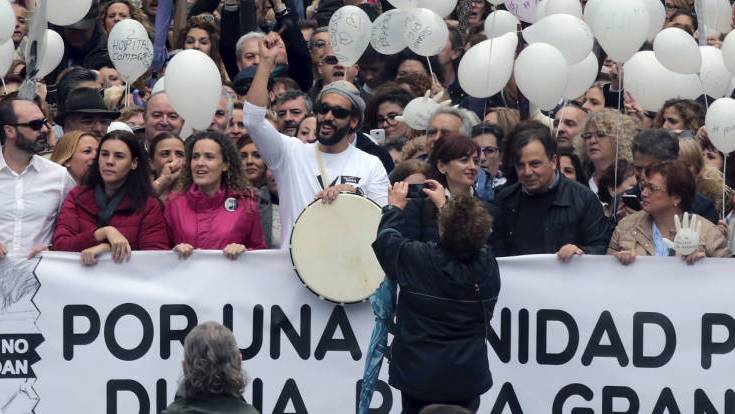 Spiriman, en el centro y con barbas, en una manifestación contra la gestión de Susana Díaz.