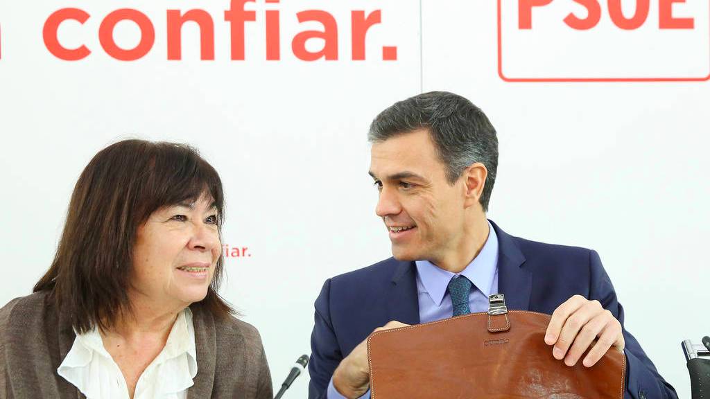 Pedro Sánchez junto a la presidenta del PSOE, Cristina  Narbona, este martes durante la ejecutiva federal.