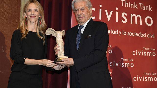 Mario Vargas Llosa recibiendo el premio de manos de Cayetana Álvarez de Toledo.