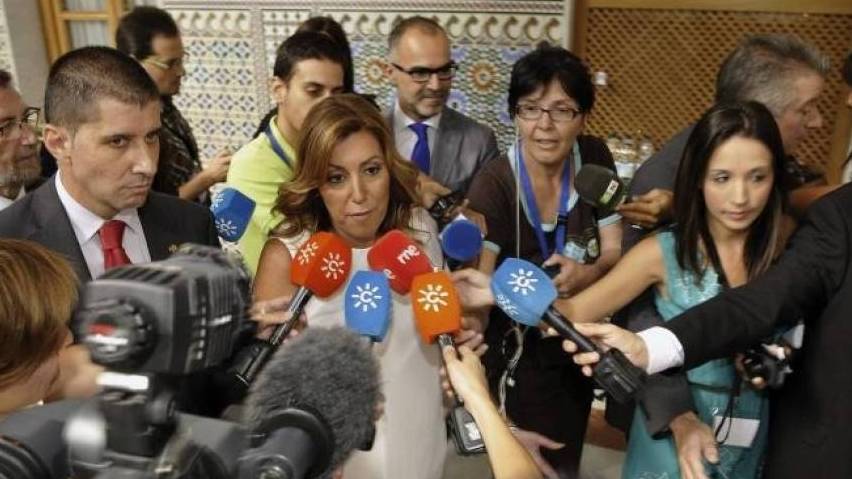 Susana Díaz rodeada de micrófonos de Canal Sur.