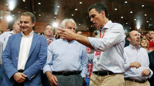 Sánchez señala con un gesto el camino a Zapatero, Felipe y Rubalcaba.