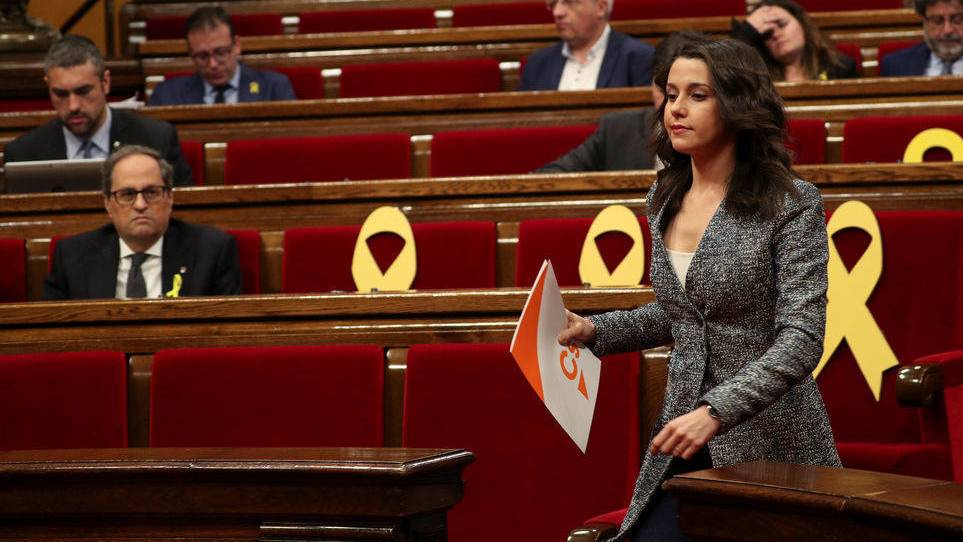 Inés Arrimadas pasa por delante de Torra en el Parlament.