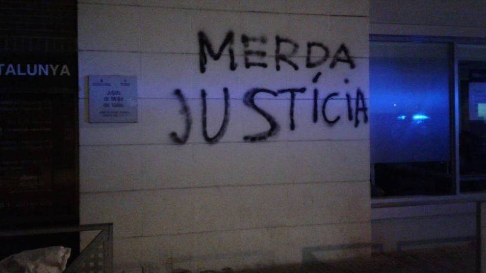 Pintadas y heces a las puertas de un juzgado en Cataluña.