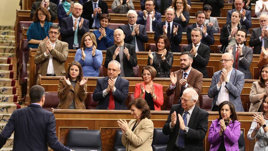 Rostros muy serios en la bancada socialista tras la intervención de Sánchez. Luego, cumbre del PSOE en La Moncloa.