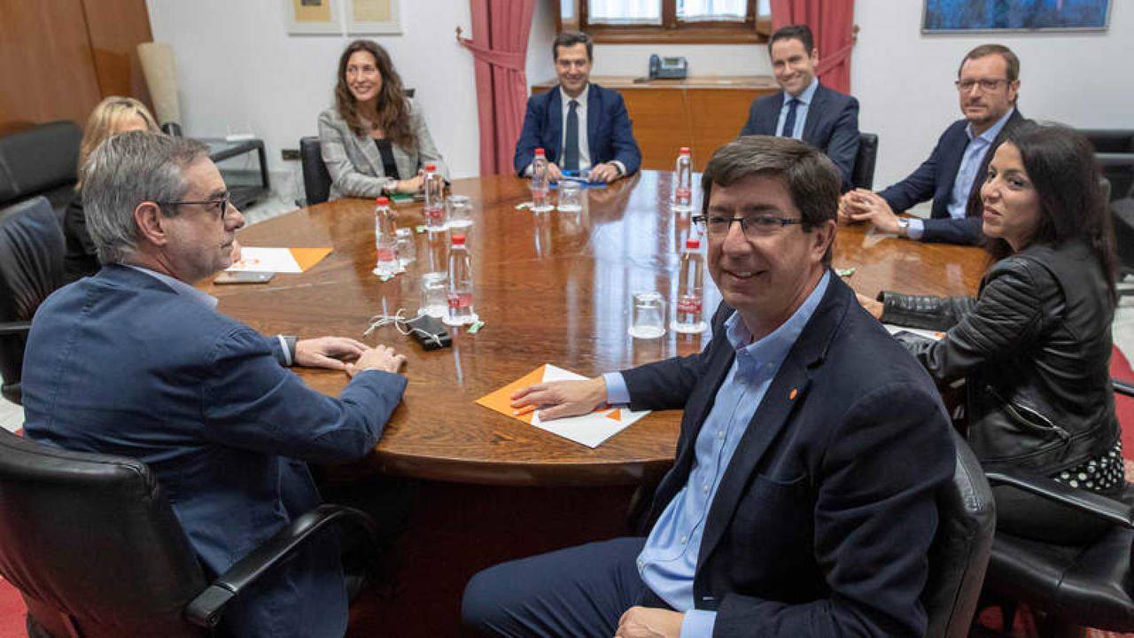 Los equipos negociadores del PP y Cs este lunes en Sevilla.