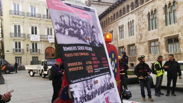 Protesta de los bomberos del Consorcio en la Plaza de Manises de Valencia