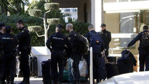 Una de las fotografías difundidas, en la que se ve la entrada de un hotel de Salou donde se alojan los policías.