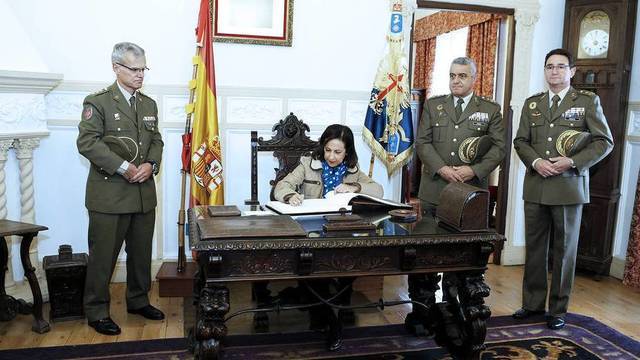 Margarita Robles, junto a varios mandos del Ejército.