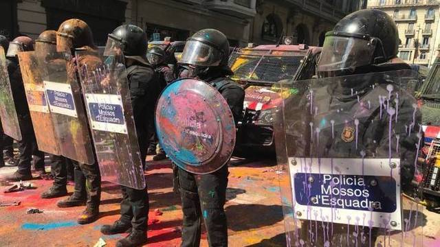 Un grupo de mossos en los últimos altercados de los CDR.