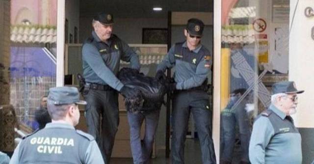 Bernardo Montoya, saliendo detenido de la Comandancia de Huelva.