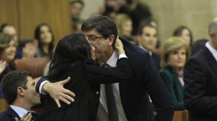 Juan Marín felicita a Marta Bosquet nada más ser elegida presidenta del Parlamento andaluz.