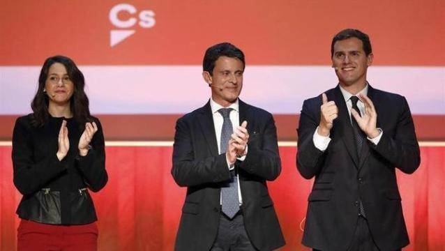 Manuel Valls en un acto de su precampaña, junto a Arrimadas y Rivera.