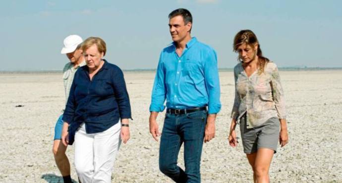 Sánchez y su mujer, el pasado verano con la canciller Merkel en Doñana.