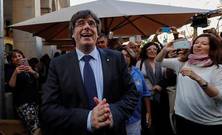 El desvarío de Puigdemont: viste chaleco antibalas y obliga a probar la comida a sus escoltas 