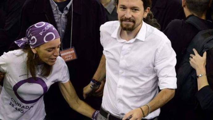 Una militante de Podemos, tocándole el trasero a Iglesias en Vistalegre