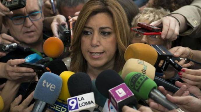 Susana Díaz, rodeada de micrófonos y periodistas.