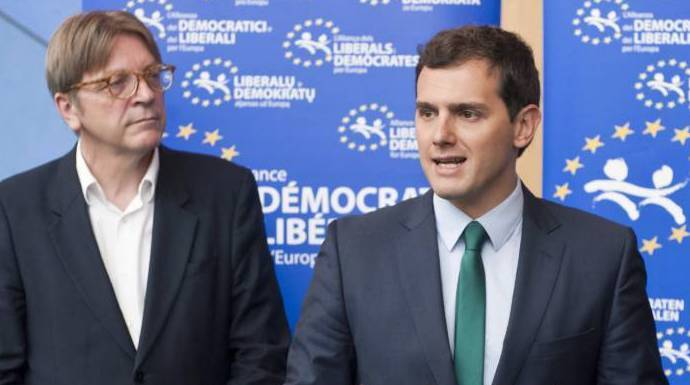 Albert Rivera, junto al exprimer ministro belga, Guy Verhofstadt.