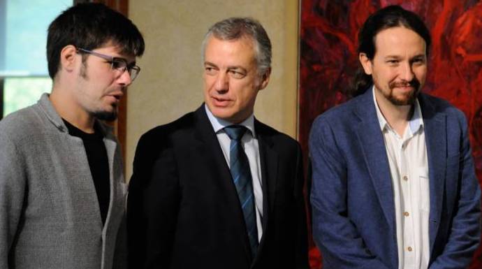 El lendakari Urkullu, flanqueado por Iglesias y el líder de Podemos en el País Vasco, Lander Martínez.