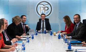 Casado reinventa las convenciones del PP y une en la primera a Aznar y Rajoy
