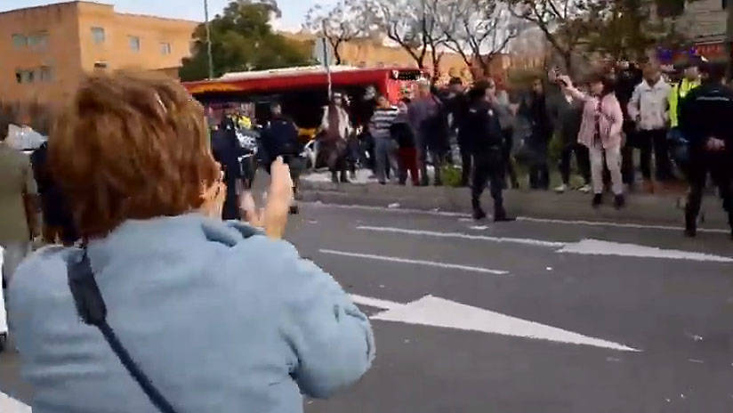 Celia Villalobos aplaudiendo a los manifestantes.