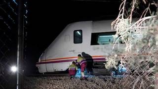 Dos escalofriantes vídeos de los peligros del tren extremeño al pasar por Castilla-La Mancha
