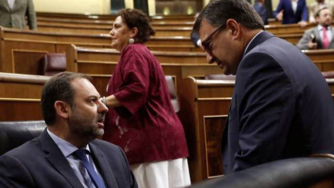 El ministro de Fomento, José Luis Ábalos, conversa con el portavoz del PNV, Aitor Esteban.