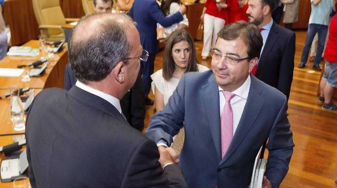 Vara saluda al líder del PP extremeño, José Antonio Monago en el Parlamento regional.