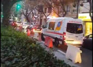 El vídeo de la ambulancia atrapada por las obras del carril-bici en Valencia que se hace viral