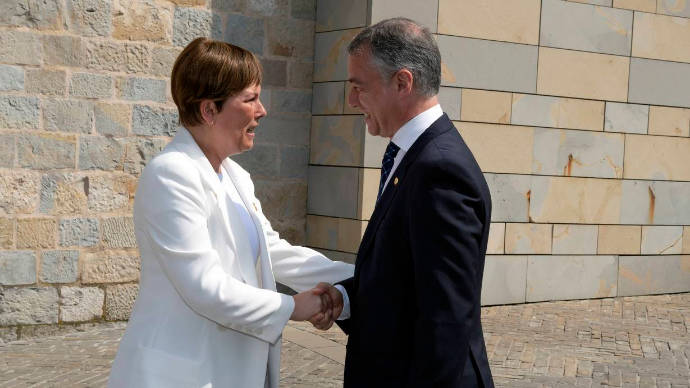 La presidenta de Navarra, Uxúe Barkos, con el del País Vasco, Íñigo Urkullu, en una reunión el pasado verano