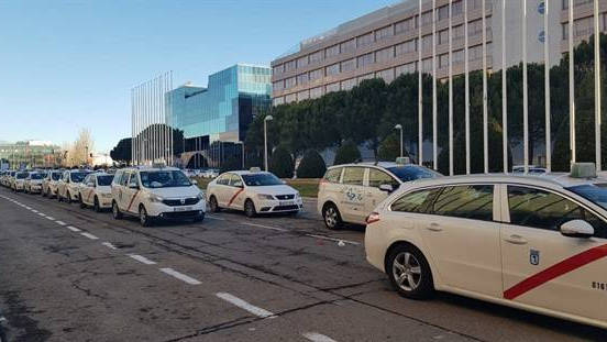 Taxistas en el acceso a Ifema, en Madrid