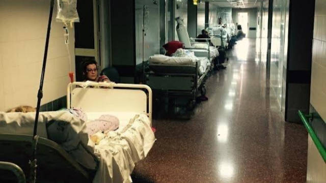 Pacientes esperando en los pasillos de Urgencias