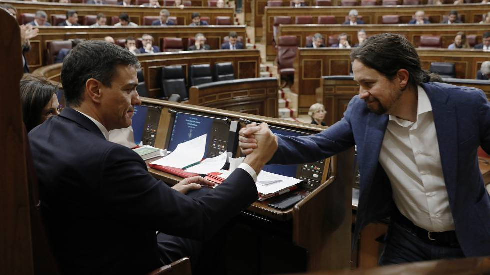 Sánchez e Iglesias saludándose en el Congreso