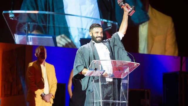El actor Alex García recibiendo el Faro de Plata del Festival de Cine de L'Alfàs del Pi en 2018